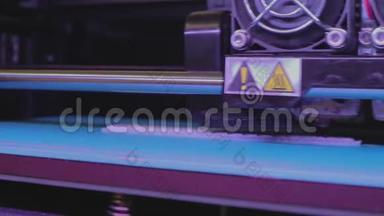 在3D<strong>打印机</strong>上打印。 3D<strong>打印机</strong>工作。 工业打印在3D<strong>打印机</strong>上。